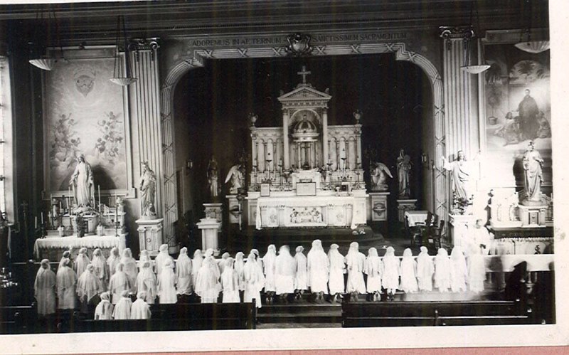 圣伊丽莎白教堂——翻新的堂区礼堂内，祝圣圣体修女会为印第安人和有色人种服务，1940年在20世纪初至中期，美国的天主教会、学校和慈善机构往往存在种族隔离政策，黑人和有色人种无法享受与白人同等的宗教教育、医疗或慈善服务