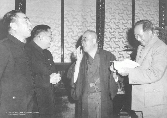1956年，毛泽东与访华的前日本陆军中将远藤三郎进行会谈期间
