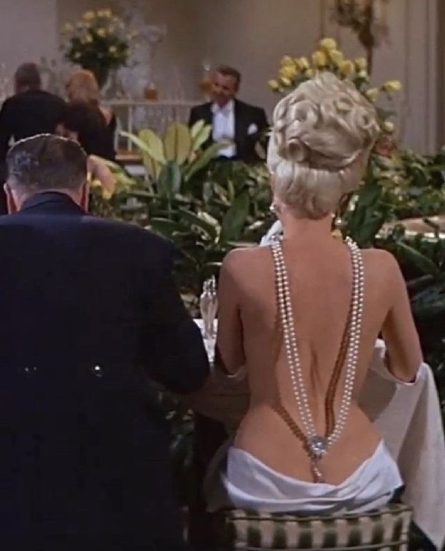 #名人 雪莉·麦克雷恩（Shirley MacLaine）在《What a Way to Go!》（1964年）中的表现#电影《What a Way to Go!》是一部1964年的美国黑色喜剧电影，由安·麦克格劳主演，雪莉·麦克雷恩在片中担任重要角色