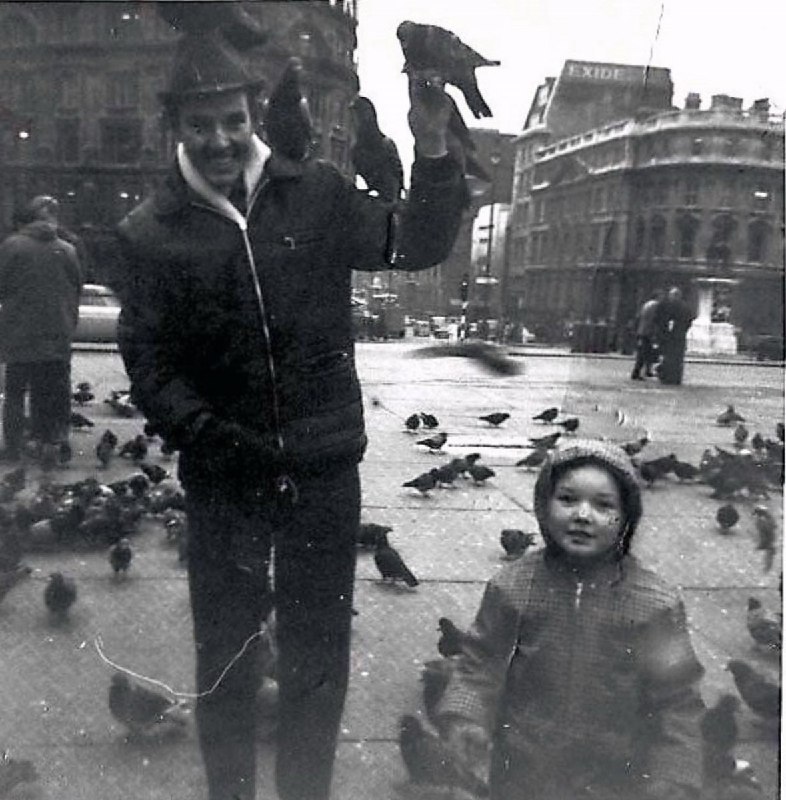 1968年，在伦敦特拉法加广场喂鸽子