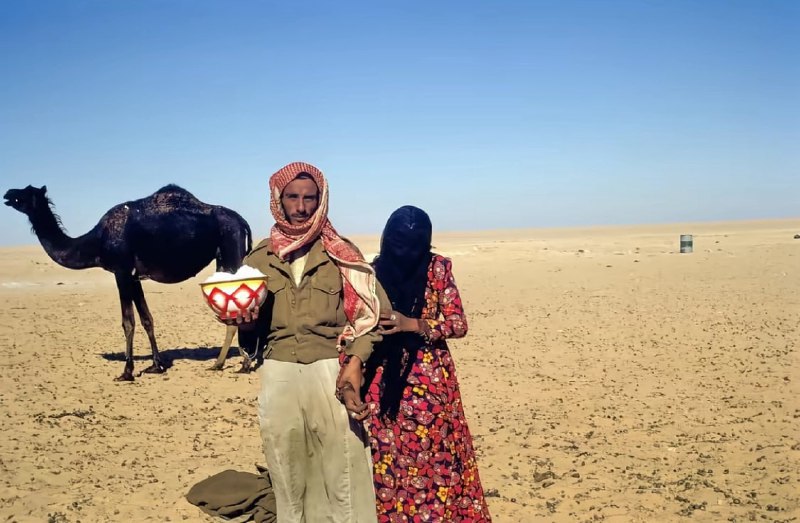 一对贝都因夫妇，摄于1969年，地点靠近考古村落阿尔法乌（瓦迪·阿尔达瓦西尔）1969年的阿尔法乌地区位于沙特阿拉伯瓦迪·阿尔达瓦西尔，附近有重要的考古遗址，展示了古代阿拉伯文明的痕迹