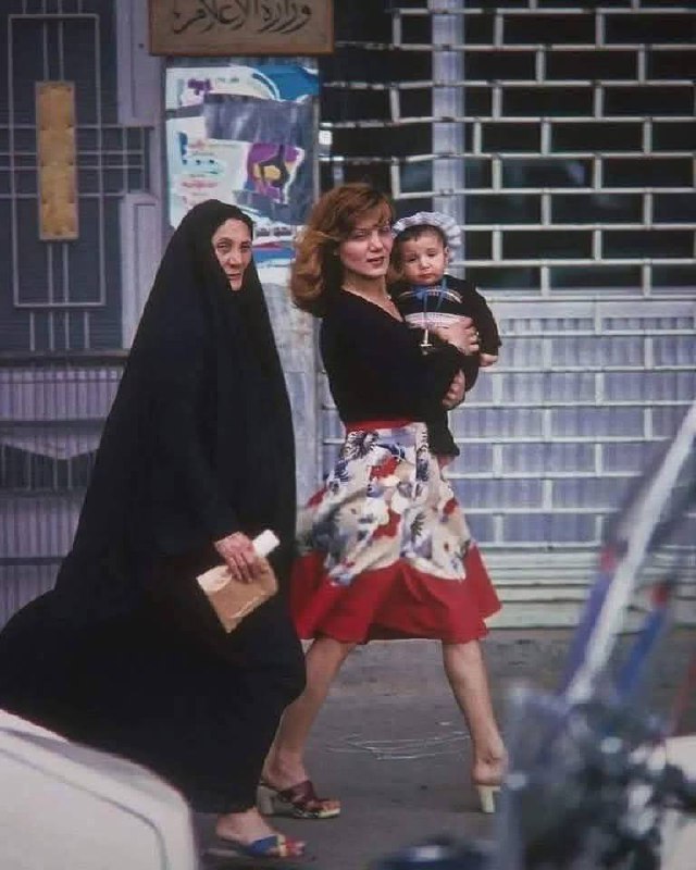 一位祖母、她的女儿和孙女，伊拉克巴格达，1980年