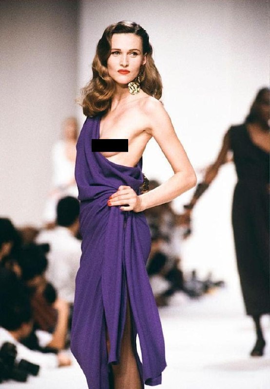 1990年春夏时装秀上，圣罗兰展示了一件让模特露出一侧胸部的衣服，灵感来自于古罗马风格的服装