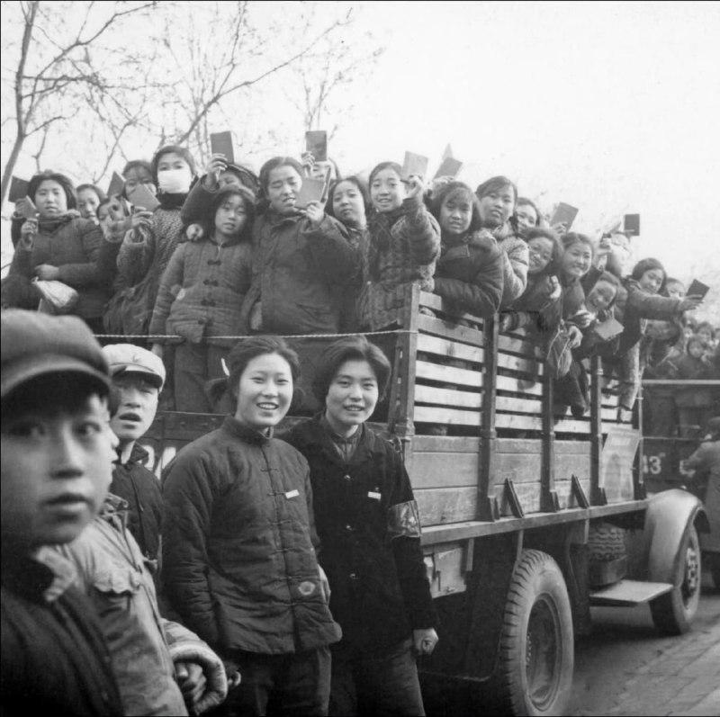 北京的红卫兵，1966年，中国十年文化大革命（1966-1976）首年，社会动荡与政治运动全面展开
