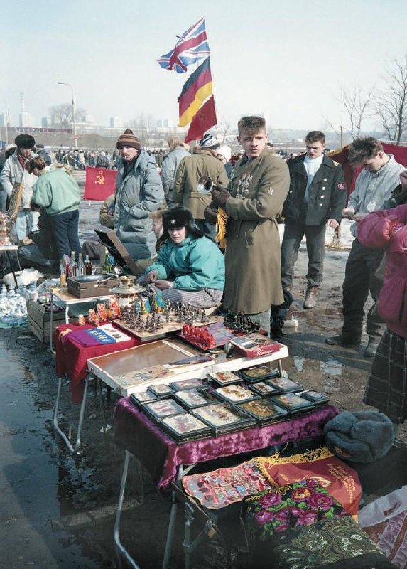 1992年，苏联解体后，莫斯科伊兹迈洛沃公园体育场旁的露天市场兴起
