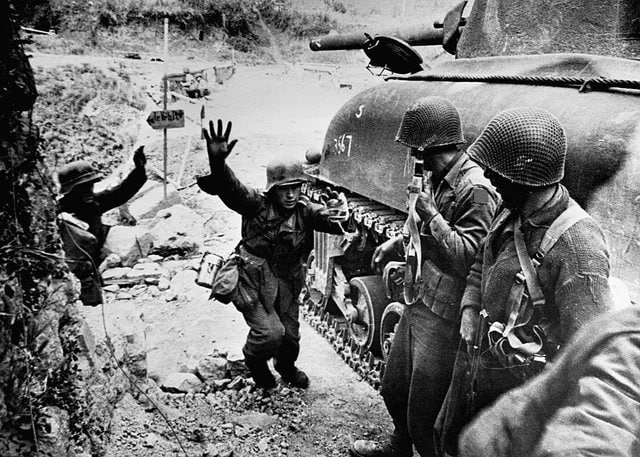 这张照片拍摄于1944年意大利战场,记录了德国士兵向盟军投降的场景