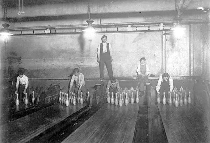 1910年美国纽约 当时的保龄球需要人工手动来摆放