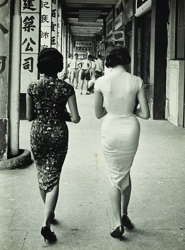 身着中国式服装的女子走在告士打道上，1961年，摄影：邱良