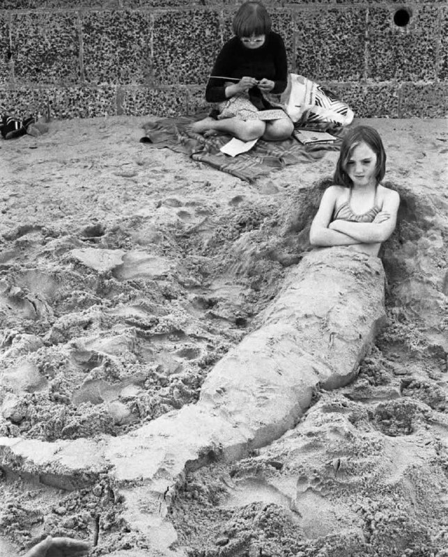 1976年 英国，沙滩上的母女