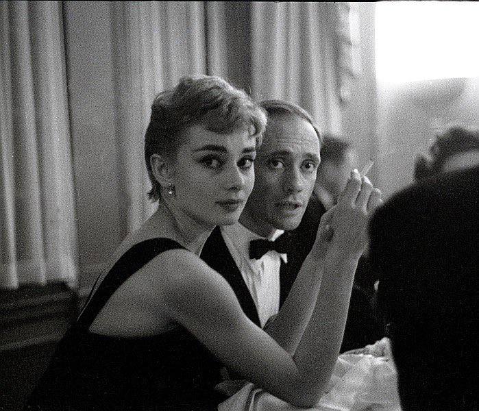 #名人 1954年2月，米尔顿·格林在纽约市为“ondine”庆祝晚宴上拍摄了奥黛丽·赫本（当时的丈夫梅尔·费勒）的照片