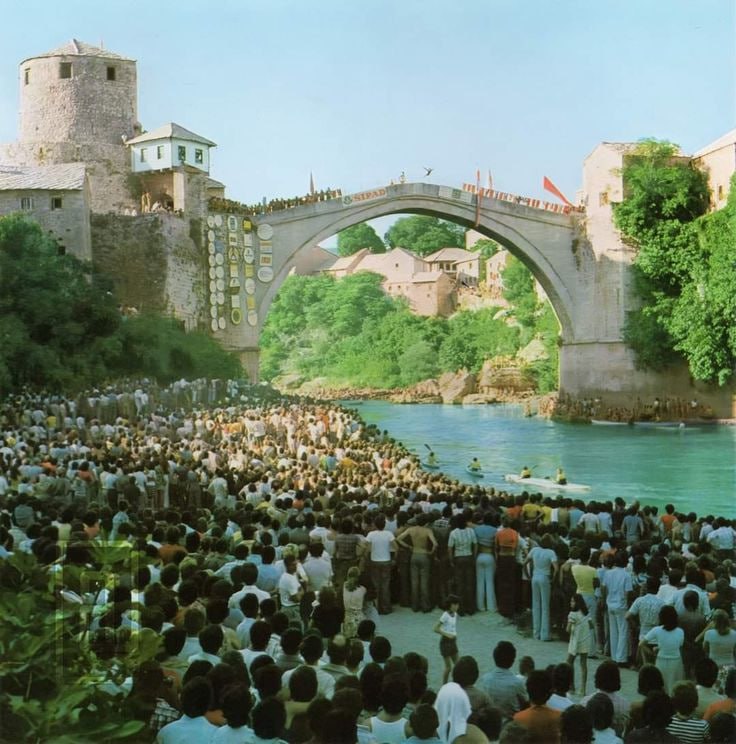 波斯尼亚和黑塞哥维那位于巴尔干半岛，1980年代时是南斯拉夫社会主义联邦共和国的一部分