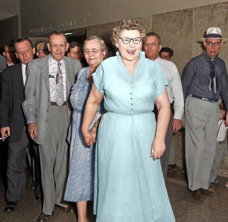 南妮·多斯（1905-1965）是美国著名女连环杀手，1925至1950年间，她通过在食物中投放砒霜，杀害了四任丈夫、母亲、继母、两名姐妹、子女和孙辈共计11人