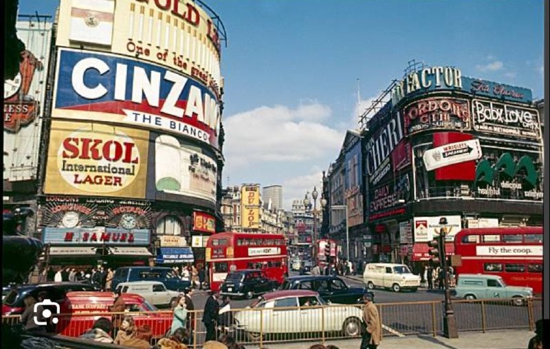 伦敦皮卡迪利广场，1960年代皮卡迪利广场（Piccadilly Circus） 是伦敦市中心著名的交通枢纽和地标，自19世纪末以来一直是城市生活的象征