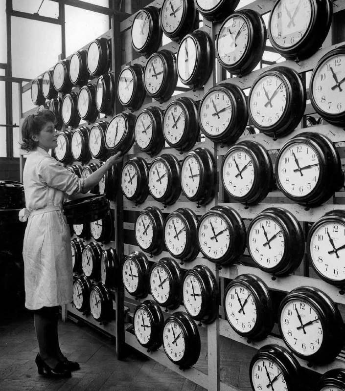 1946年，英国伦敦，史密斯钟表厂的女质检员
