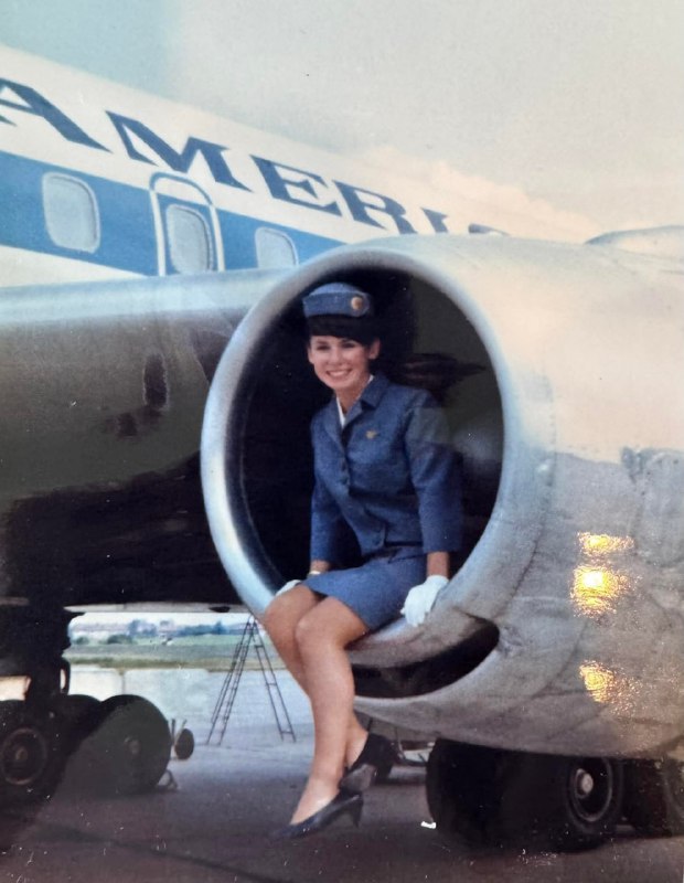 你們可能會認為這位空服員一定身材魁梧在20世紀60年代，這台發動機的尺寸和客機噴射發動機的進氣口差不多