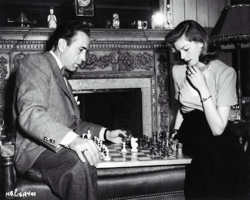 #名人 汉弗莱·鲍嘉（Humphrey Bogart）与劳伦·巴考尔（Lauren Bacall）在家中下棋，1945年