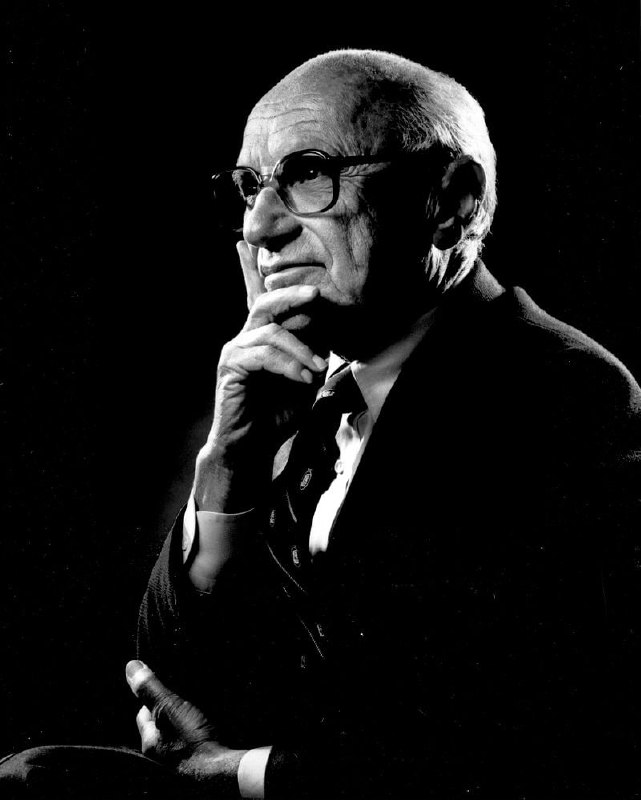 #人物 密尔顿·弗里德曼（英语：Milton Friedman，1912年7月31日—2006年11月16日），生于纽约市一个工人阶级的犹太人家庭，是美国著名经济学家，芝加哥大学经济学教授、第二代芝加哥经济学派领军人物
