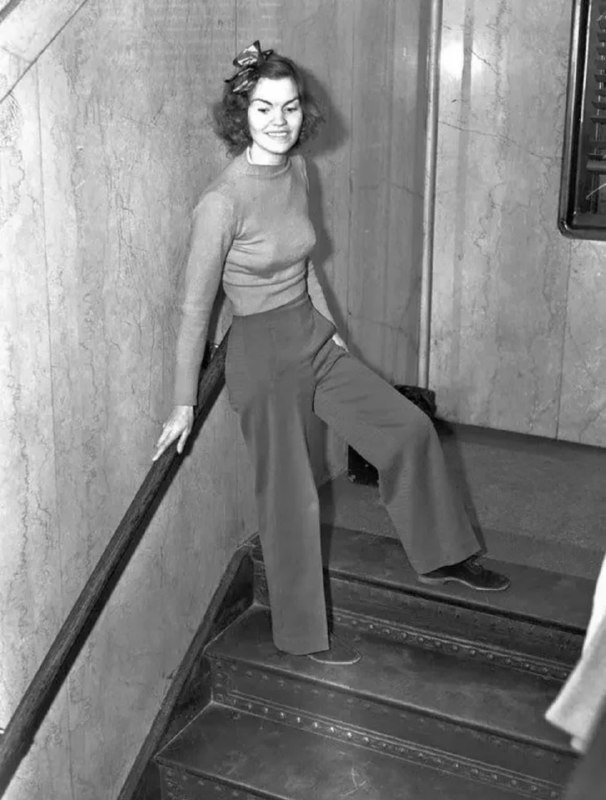 1938年，一位美国女士不顾法官禁令，穿着阔脚裤上法庭，被判5日监禁