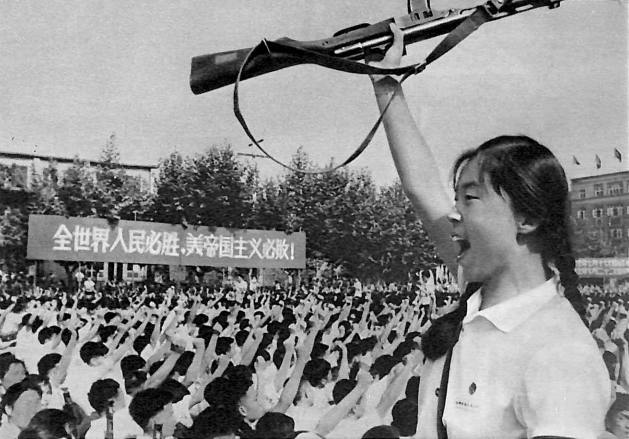 1966 年，四川成都，红卫兵女孩领导群众集会，反对美国侵略越南