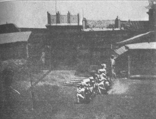 1900年8月，北京战役，日本步兵在北京城门口开火