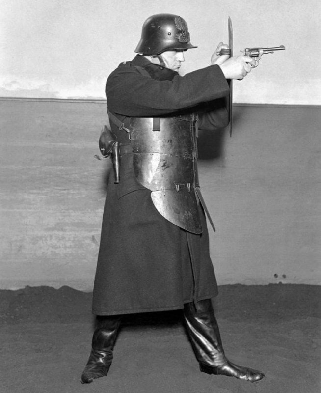 1934，波兰华沙，全副武装的警察