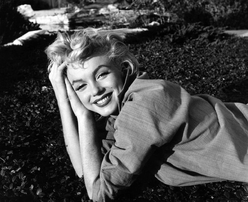 1954年，玛丽莲 梦露（Marilyn Monroe）在哈里克罗克位于棕榈泉的别墅花园里拍照
