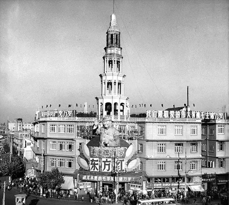 1966年，上海大世界招牌被摘下，换上了“东方红”