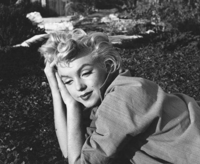 1954年，玛丽莲 梦露（Marilyn Monroe）在哈里克罗克位于棕榈泉的别墅花园里拍照