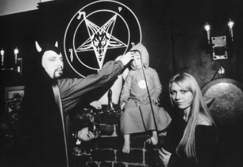 #撒旦教 当泽娜三岁的时候，她接受了一个被广泛宣传的撒旦仪式的洗礼，这个仪式是由她自己的父亲主持的