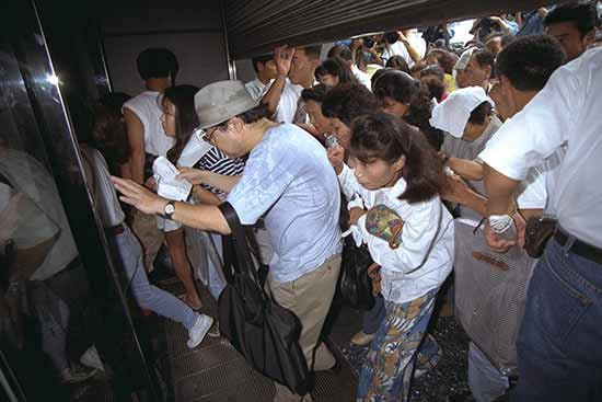 照片阅读顺序为1234561995年8月30日，兵庫银行和木津信用组合因房地产贷款泡沫化而导致业务恶化，旧大藏省和日本银行宣布对它们进行破产处理