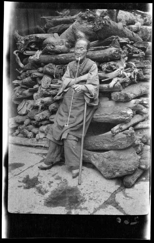 1917年，四川茂县理县，抽烟的老奶奶