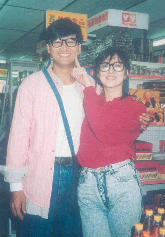 1988年，#名人 周润发 王祖贤，在拍摄电影《长短脚之恋》时的合影