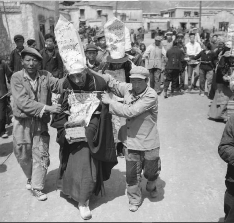 1966年，拉萨，批斗对象被游街示众，沿着一条从次孟岭寺通往拉萨寺的小巷，在他们参加或结束斗争活动的路上