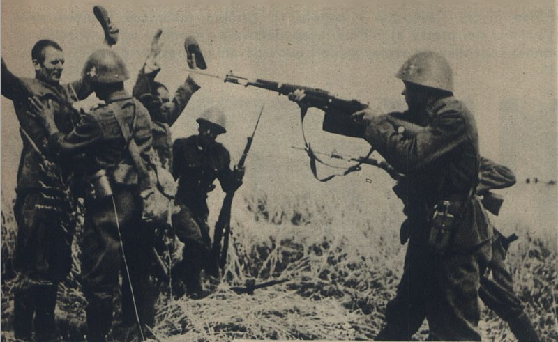 1941 年 10 月 18 日，斯洛伐克士兵迫使俄罗斯红军士兵投降