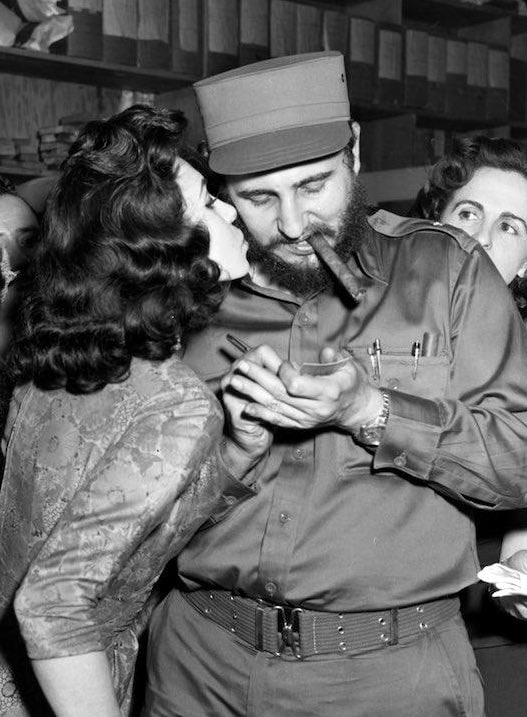 （前古巴共產黨中央委員會第一書記）菲德尔·卡斯特罗访问纽约期间在签名时接受亲吻（1959 年）