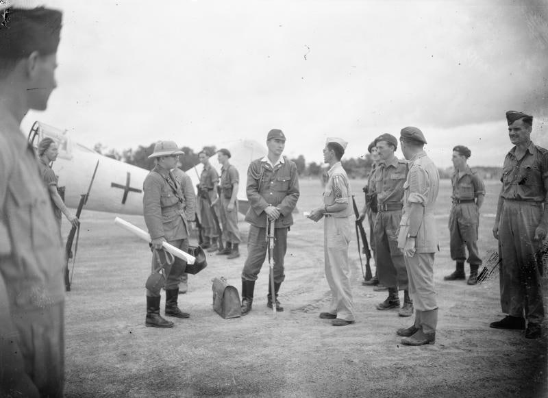 图为日本在缅甸首都仰光投降谈判期间1944年底，英联邦、美国和中国的部队开始重新夺回缅甸