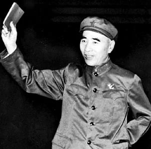 图为，1967年，林彪手里拿着一本《毛主席语录》