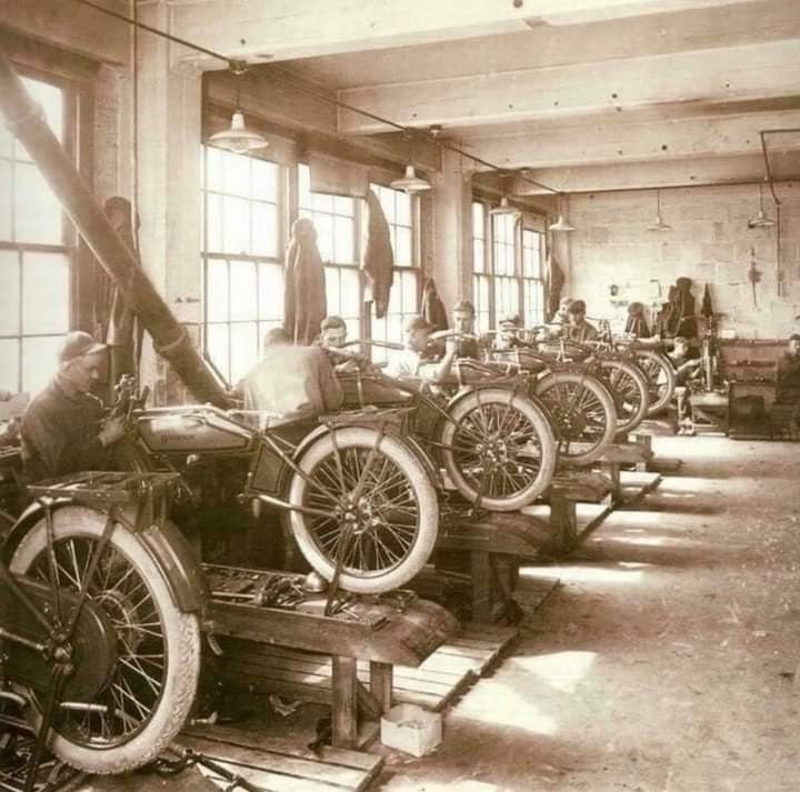 哈雷摩托车原厂内部，1924年