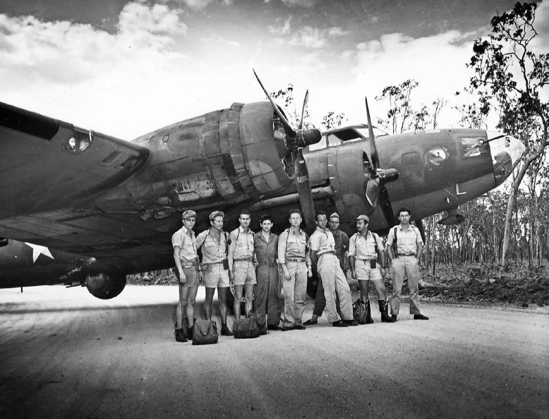 澳大利亚第五空军的一架 B-17 和机组人员，大约 1942 年