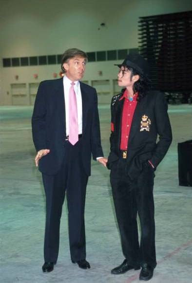 1990年4月5日，#名人 艺人迈克尔·杰克逊和房地产大亨唐纳德·特朗普出席新泽西州大西洋城泰姬陵酒店和赌场的开业典礼