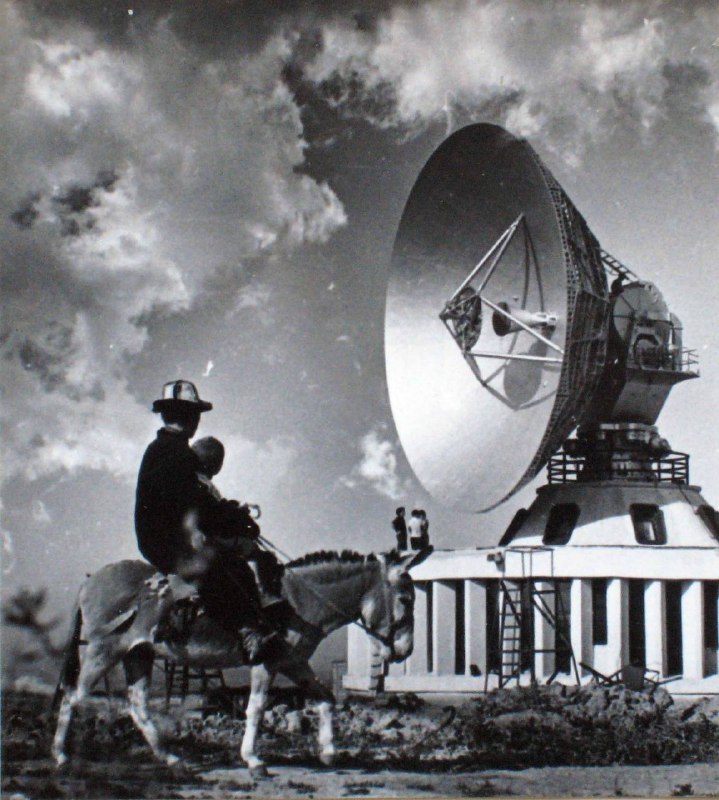 60年代，苏联哈萨克斯坦，牧民路过卫星通讯站