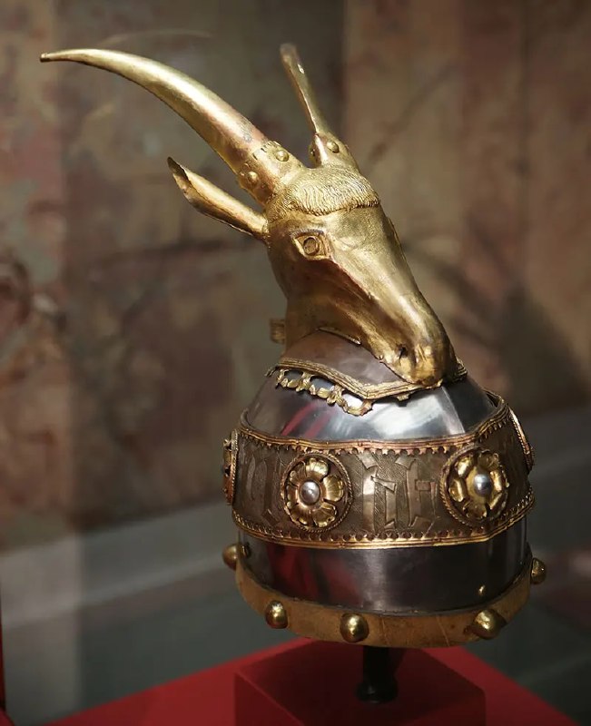 Gjergj Kastrioti Skanderbeg 的装饰头盔，c