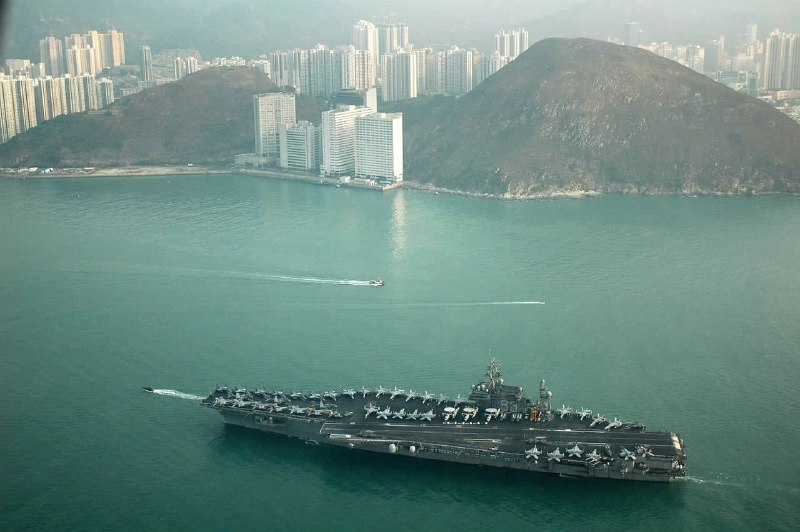 2005年，小鹰号USS Kitty Hawk (CV 63)访问香港