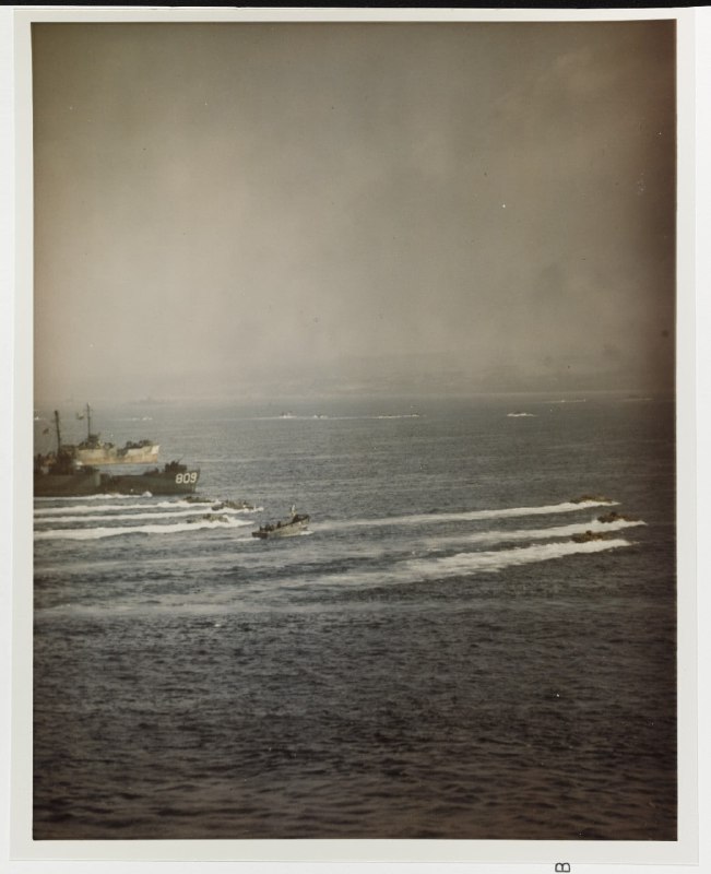 1945年4月1日，LVT两栖拖拉机 驶向 冲绳登陆滩