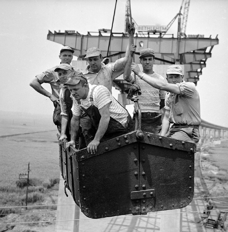 1951 年，工人们为全新的新泽西州收费公路建造了立交桥