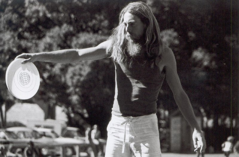 作为一名嬉皮士，肯·韦斯特菲尔德 (Ken Westerfield)在 20 世纪 60 年代至 70 年代帮助普及了飞盘运动，该运动已成为当今的飞盘运动