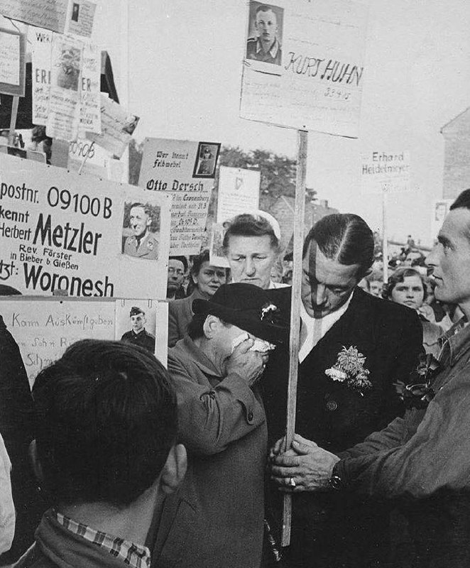 二战结束后，德国，一位母亲在火车站寻找在战争中失踪的孩子