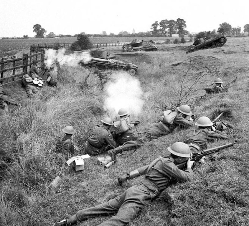 1941年的英国Yelden地区，国民自卫军与6装甲师的瓦伦丁坦克并肩作战