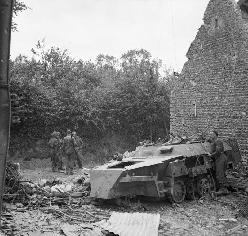 1944年6月17日，在法国的Christot村里，一辆被毁坏的德国SdKfz 250半履带车
