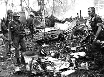 1965年，越南南方共和国陆军的一组突击队员，与一名美国军事顾问一起在同帅战役中的照片